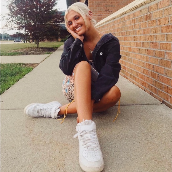 Meet your Posher, Megan - Picture 3 of 3